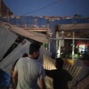 انار کلی چوک میں واقع بڑا سائن بورڈ گرنے سے تین مزدور زخمی 