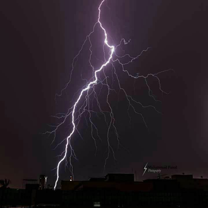 بجلی کی زوردار گرج چمک کے ساتھ بارش شروع