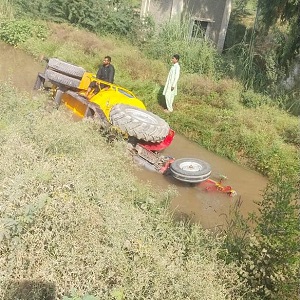  اوکاڑہ بائی پاس پر ڈرائیورکی غفلت کے باعث ٹریکٹرعدم توازن کا شکار ہوکر نہر میں گرگیا