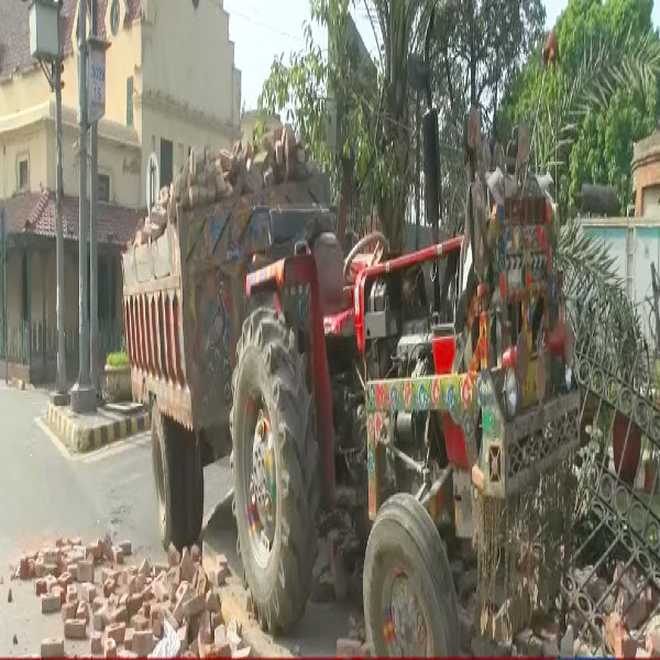 ٹریکٹر ٹرالی کی ٹکر سے عجائب گھر کی دیوار ٹوٹ گئی