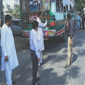 فیصل آباد میں دھواں چھوڑنے والی گاڑیوں کے خلاف انتظامیہ کی مہم 