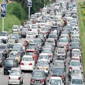 اہم شاہراہیں بند ہونے سے گاڑیوں کی لمبی قطاریں، لوگوں کو مشکلات