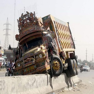 بیگم  کورٹ کی مرکزی سڑک پر ٹرک بے قابو ہوکر ڈیوائیڈر سے ٹکرا گیا