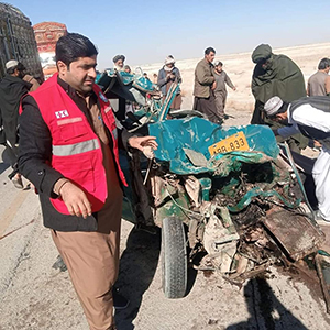 پیر علیزئی کے مقام پر ٹریفک حادثے میں 2 افراد جان کی بازی ہار گئے