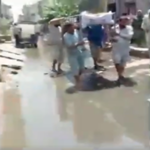 برکت پورہ میں سیوریج کے پانی سے گزرکر عوام جنازہ لے جانے پر مجبور