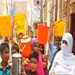 چنیوٹ میں پانی کی مین لائن پھٹنے سے پانی کا بحران پیدا ہوگیا، علاقہ مکین کا احتجاج 