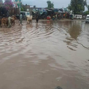 ریسکیو 1122 کی عمارت کے سامنے پتن روڈ کی حالت زار