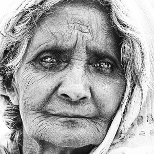 جائیداد کا تنازع ،بیٹے نے ماں کو گھر سے نکال دیا