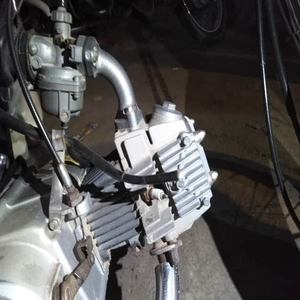  یوسف شاہ روڈ پر پولیس انوکھی کارروائی کرنے لگی، نو پارکنگ پر کھڑی موٹر سائیکلوں کے پلگ وائر کاٹ دیے 